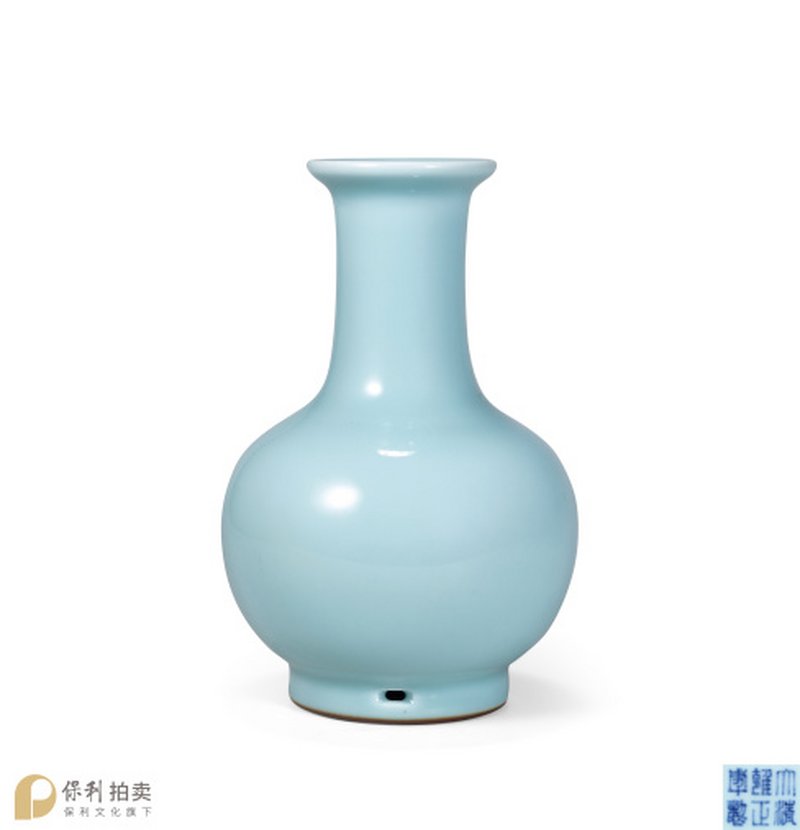清雍正 仿汝天蓝釉穿带小瓶
