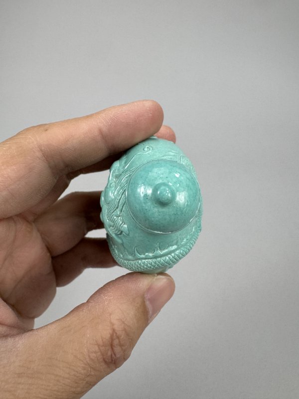 清 白泥胎松石绿釉浮雕赶珠龙纹鼻烟壶 - 图7