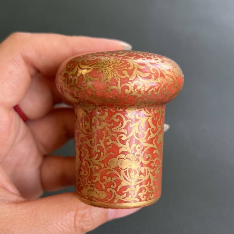 清 珊瑚红地描金缠枝花卉纹轴头一对 - 图6