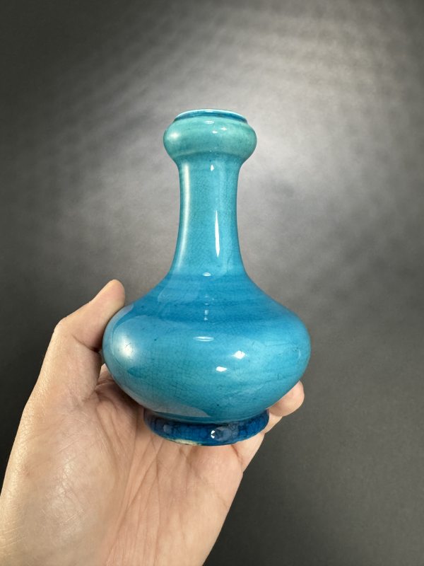 清康熙 孔雀蓝釉小蒜头瓶 - 图5