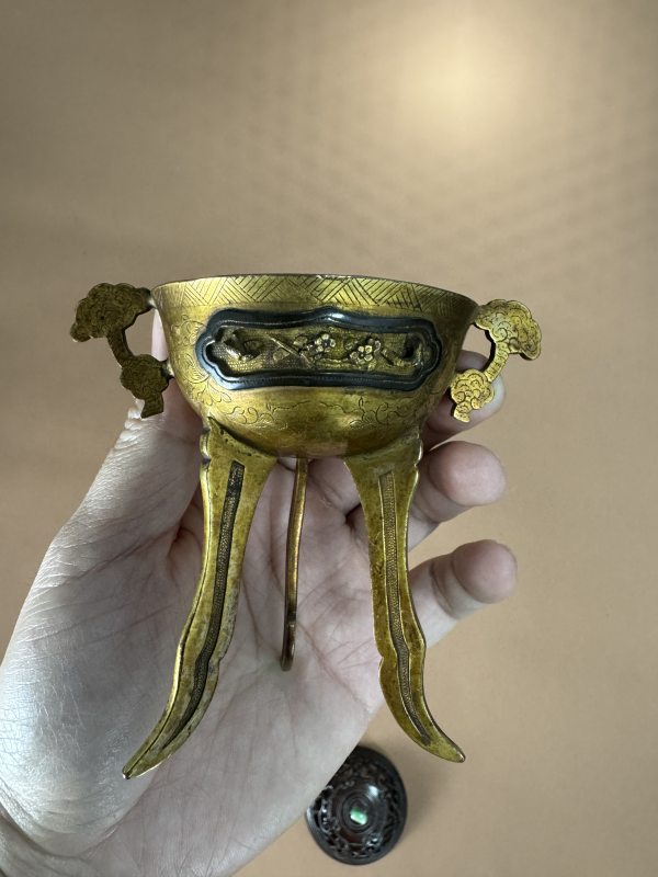 清早期 铜鎏金开光浮雕花鸟鼎式炉 - 图5