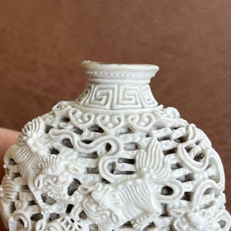 清嘉庆 白釉雕九狮纹鼻烟壶 - 图11
