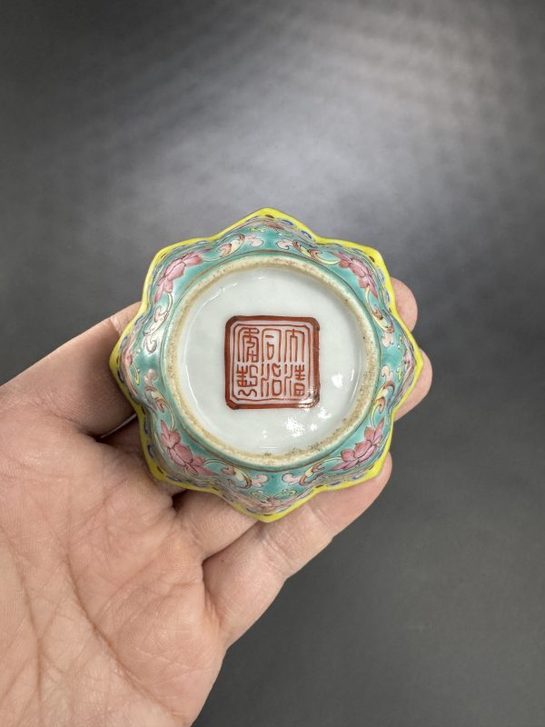 清同治 浅绿釉粉彩缠枝花卉寿字纹菱口杯 - 图8