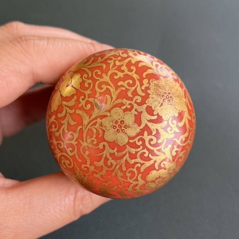 清 珊瑚红地描金缠枝花卉纹轴头一对 - 图7