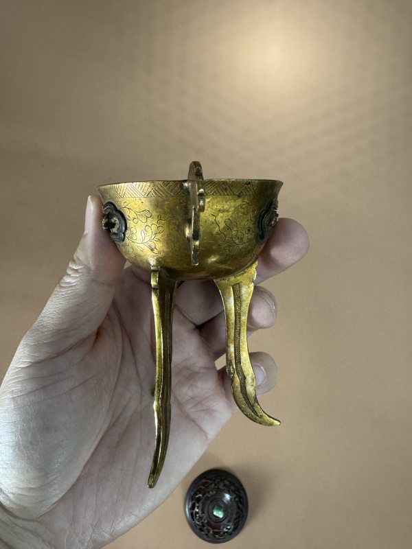 清早期 铜鎏金开光浮雕花鸟鼎式炉 - 图6