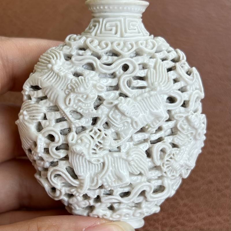 清嘉庆 白釉雕九狮纹鼻烟壶 - 图12