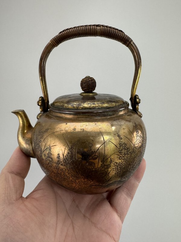 19世纪日本 铜鎏金刻花蝶纹提梁壶 - 图3