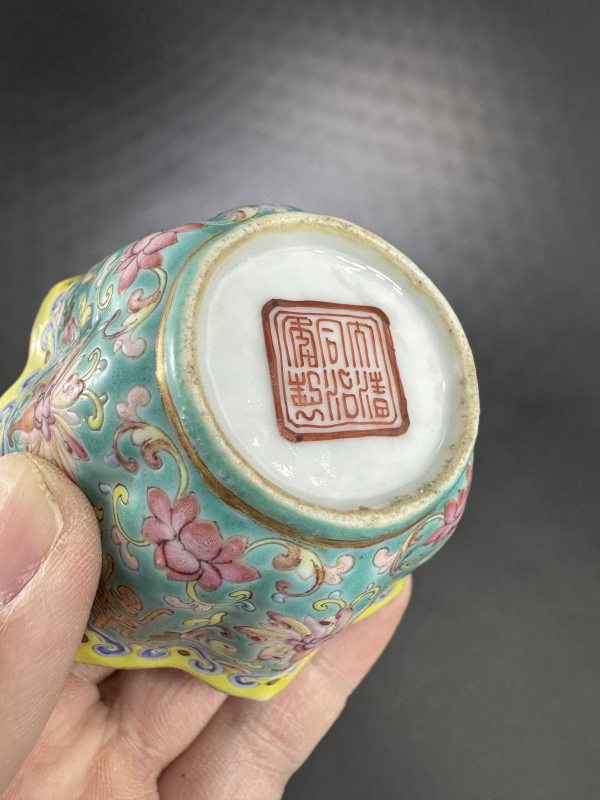 清同治 浅绿釉粉彩缠枝花卉寿字纹菱口杯 - 图9
