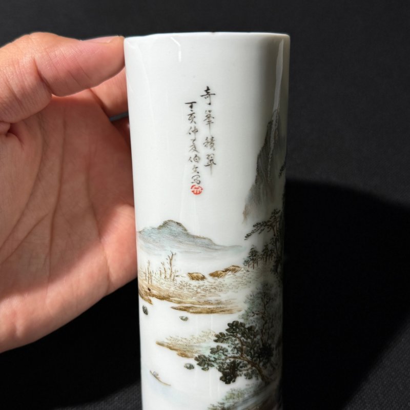 民国 浅绛彩伯文绘奇峰积翠图笔筒 - 图2