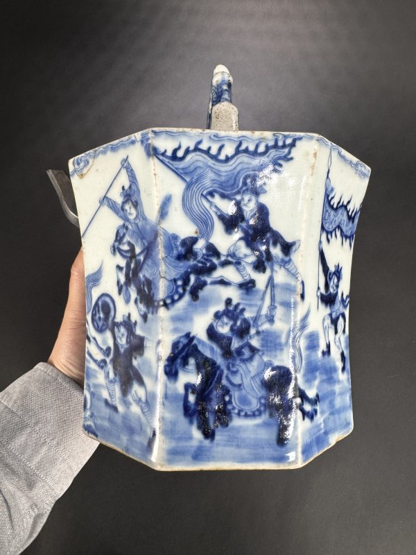 清中期 青花通景刀马人物图提梁壶 - 图3