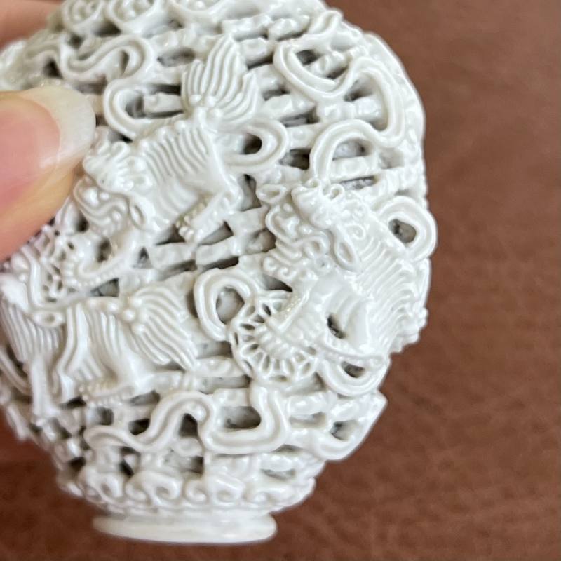 清嘉庆 白釉雕九狮纹鼻烟壶 - 图13