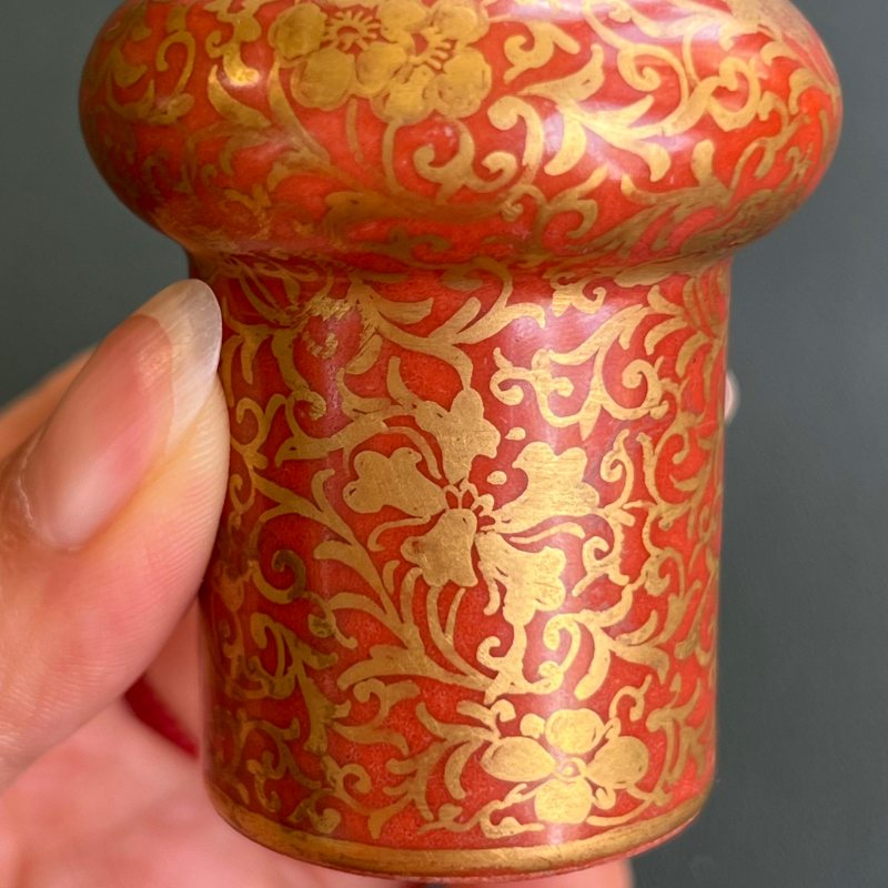 清 珊瑚红地描金缠枝花卉纹轴头一对 - 图9