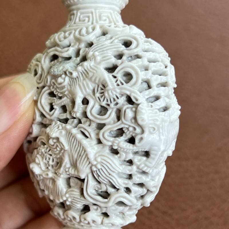 清嘉庆 白釉雕九狮纹鼻烟壶 - 图14