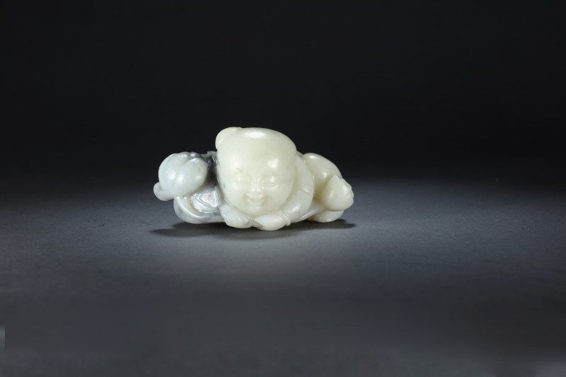 清中期 白玉巧色巧雕持莲童子 - 图5