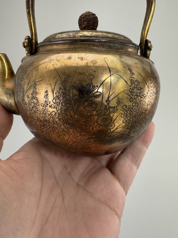 19世纪日本 铜鎏金刻花蝶纹提梁壶 - 图4