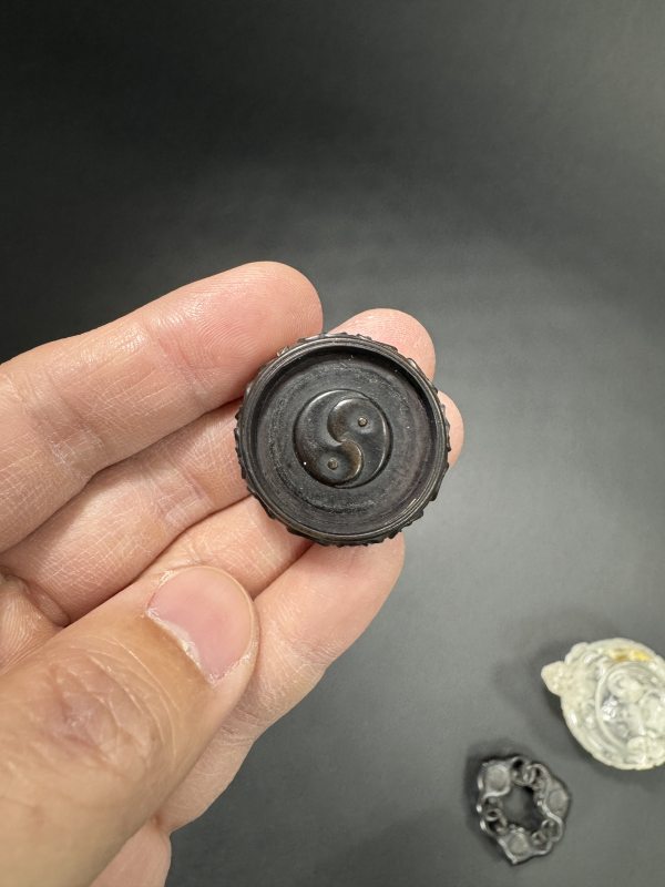 清中期 水晶雕螭龙纹炉、瓶、盒一套 - 图8