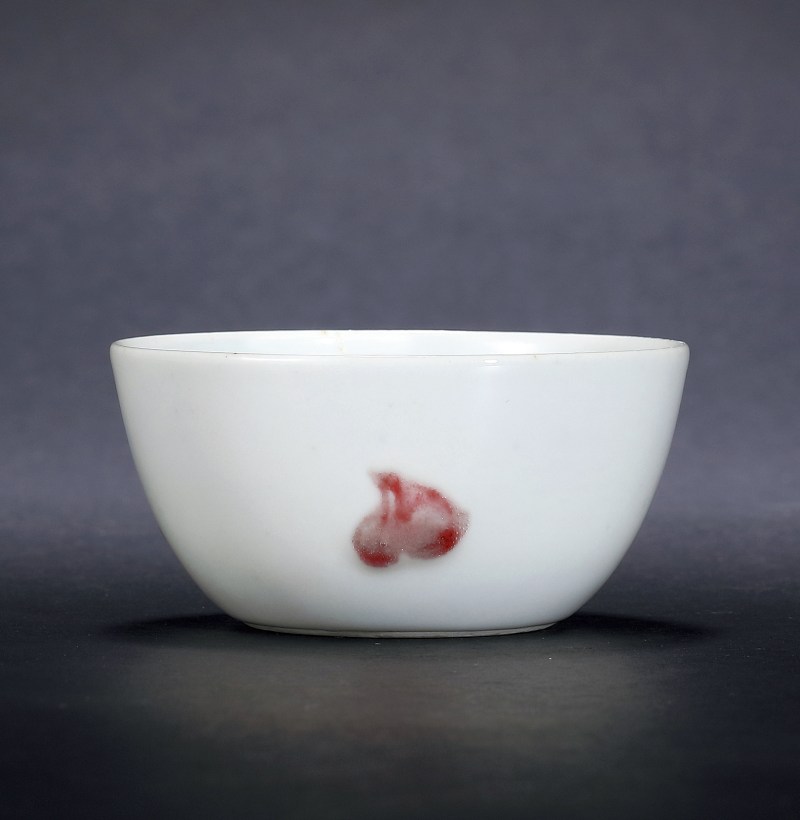 清康熙 釉里红三多纹卧足杯 - 图2