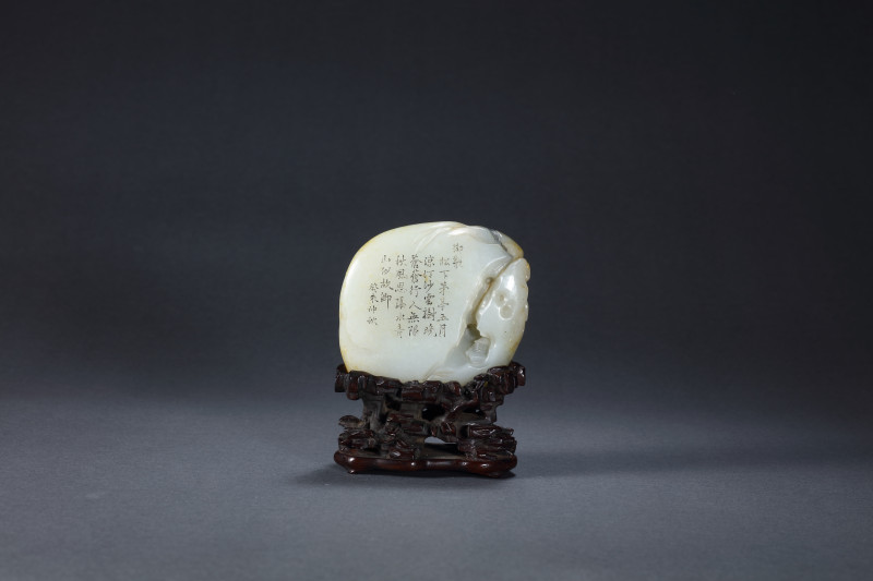清中期 白玉带皮浅刻诗文随形雕山水高士小山子 - 图5