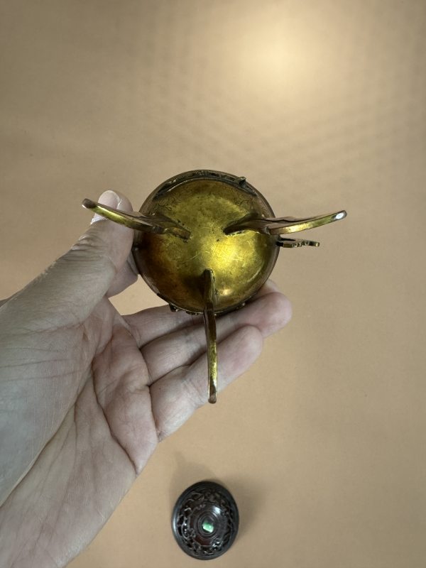 清早期 铜鎏金开光浮雕花鸟鼎式炉 - 图8