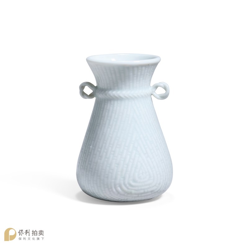 清康熙 甜白釉仿定柳条双结绳耳小尊 - 图2
