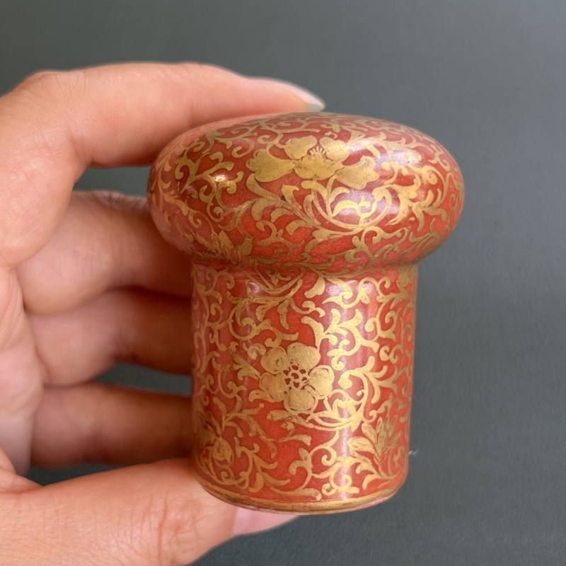 清 珊瑚红地描金缠枝花卉纹轴头一对 - 图11