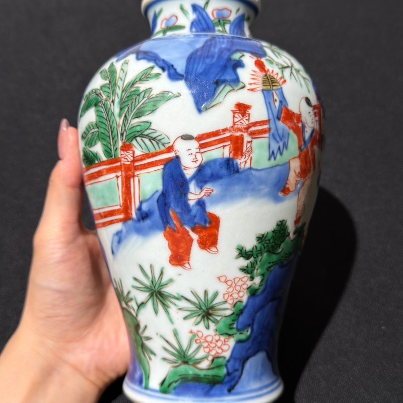 清顺治 青花五彩仕女婴戏图梅瓶 - 图2