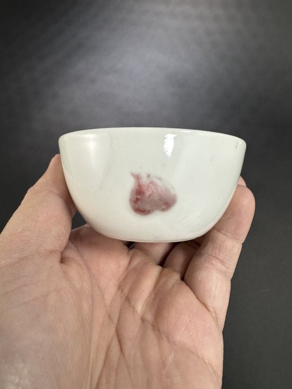 清康熙 釉里红三多纹卧足杯 - 图3