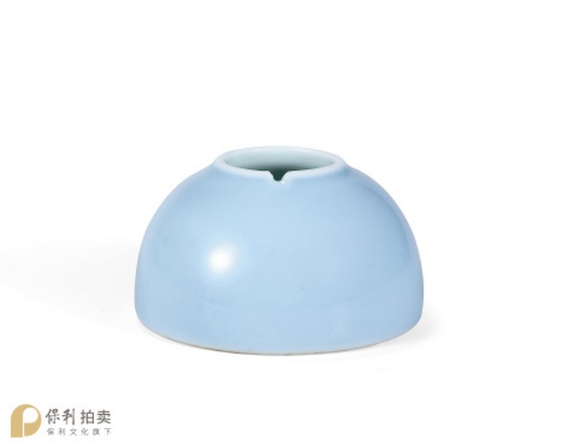 清雍正 天蓝釉马蹄式水盂