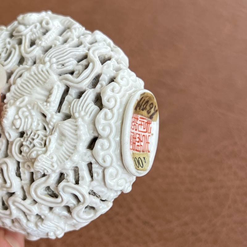 清嘉庆 白釉雕九狮纹鼻烟壶 - 图16
