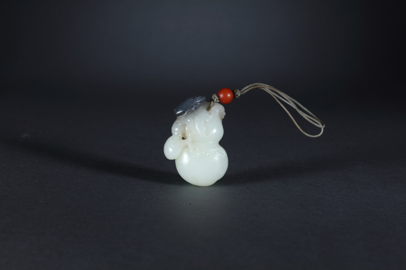 清 黑白玉俏色葫芦甲虫坠 - 图4