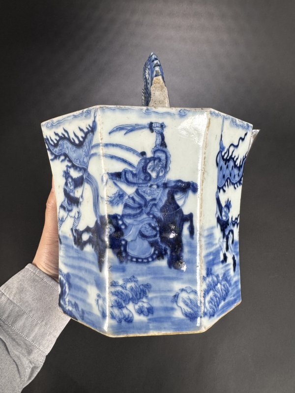 清中期 青花通景刀马人物图提梁壶 - 图5