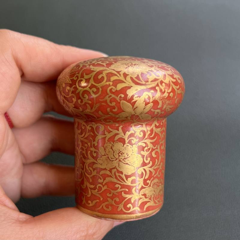 清 珊瑚红地描金缠枝花卉纹轴头一对 - 图12