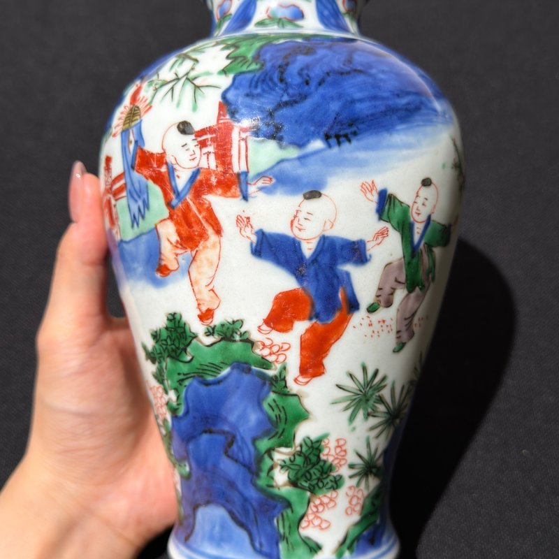 清顺治 青花五彩仕女婴戏图梅瓶 - 图3