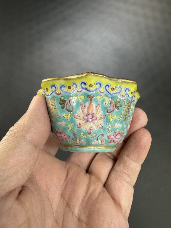 清同治 浅绿釉粉彩缠枝花卉寿字纹菱口杯 - 图3