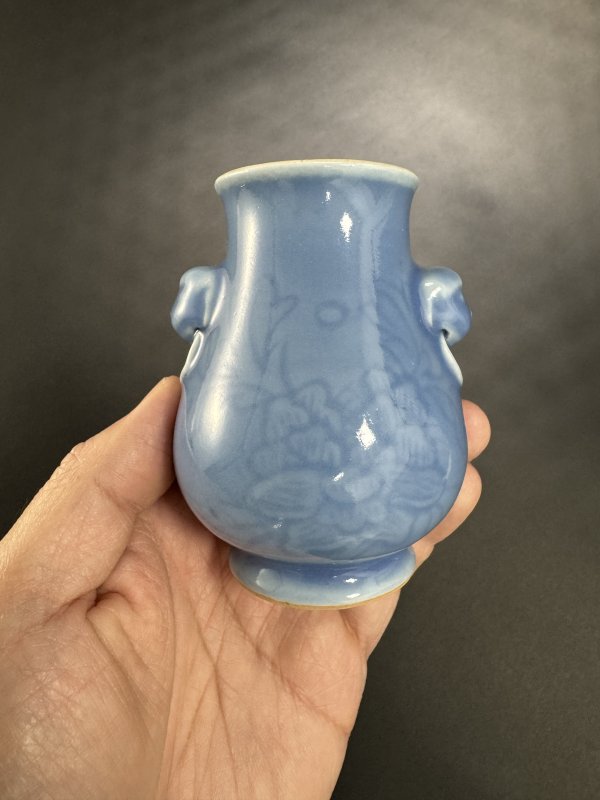 清 天蓝釉暗刻牡丹花双兽耳衔环小尊 - 图3