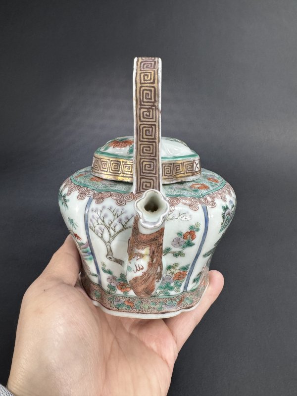 清末民国 粉彩开光人物纹倭角形提梁壶 - 图4