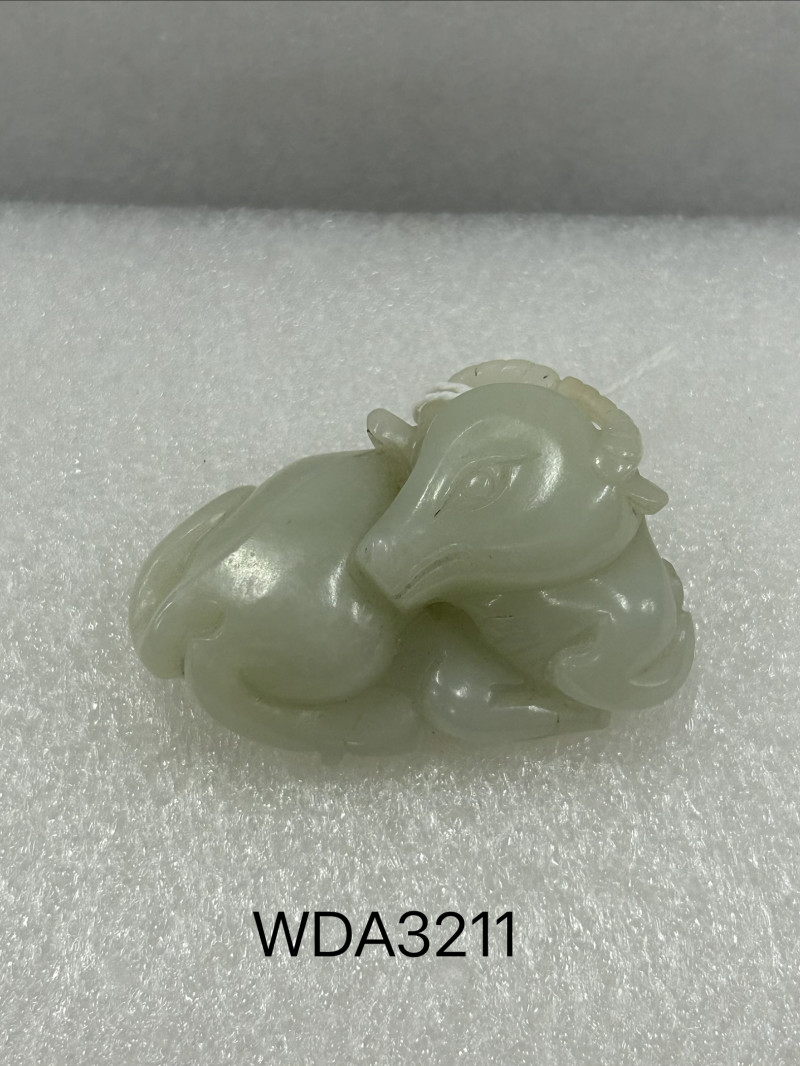 清 白玉留皮雕卧鹿 - 图2