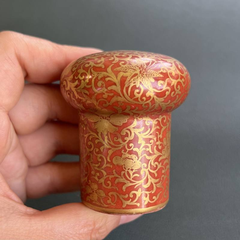 清 珊瑚红地描金缠枝花卉纹轴头一对 - 图13