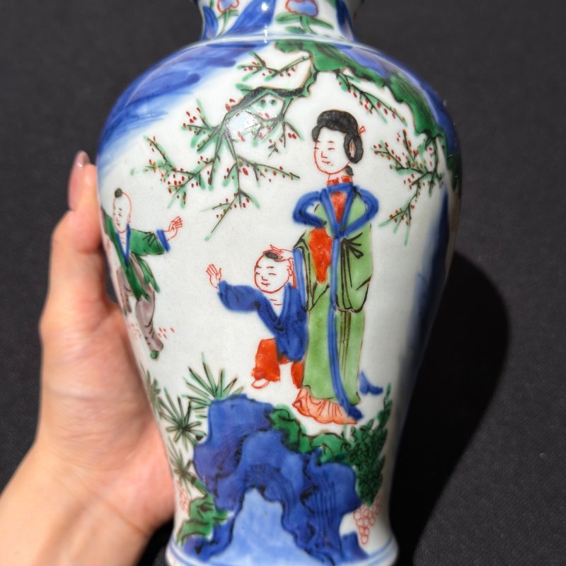 清顺治 青花五彩仕女婴戏图梅瓶 - 图4
