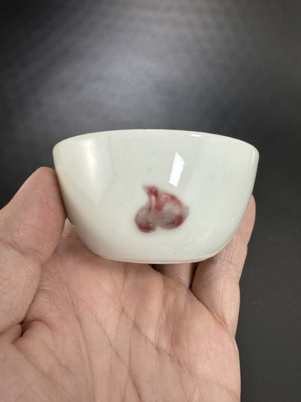 清康熙 釉里红三多纹卧足杯 - 图5