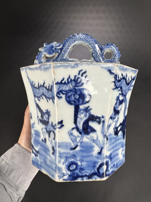 清中期 青花通景刀马人物图提梁壶 - 图6