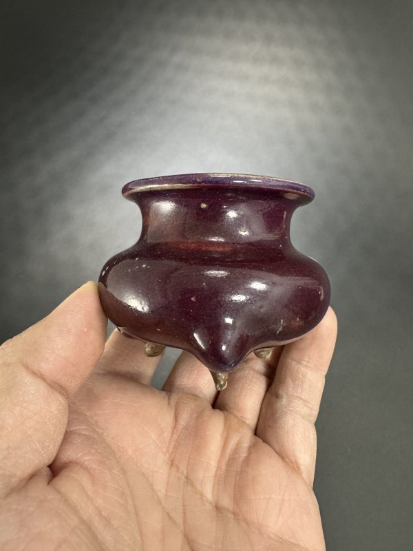 清 钧窑玫瑰紫三足炉 - 图3