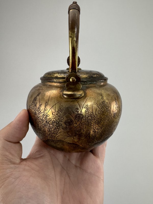 19世纪日本 铜鎏金刻花蝶纹提梁壶 - 图7