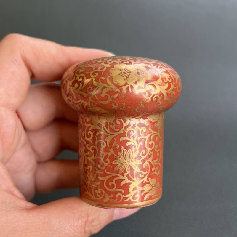 清 珊瑚红地描金缠枝花卉纹轴头一对 - 图14