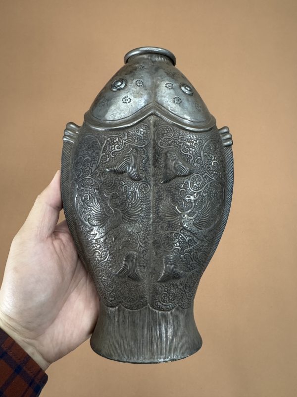 清 昇云堂款银錾刻双凤纹鱼形花插 - 图3