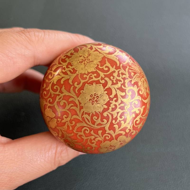 清 珊瑚红地描金缠枝花卉纹轴头一对 - 图15