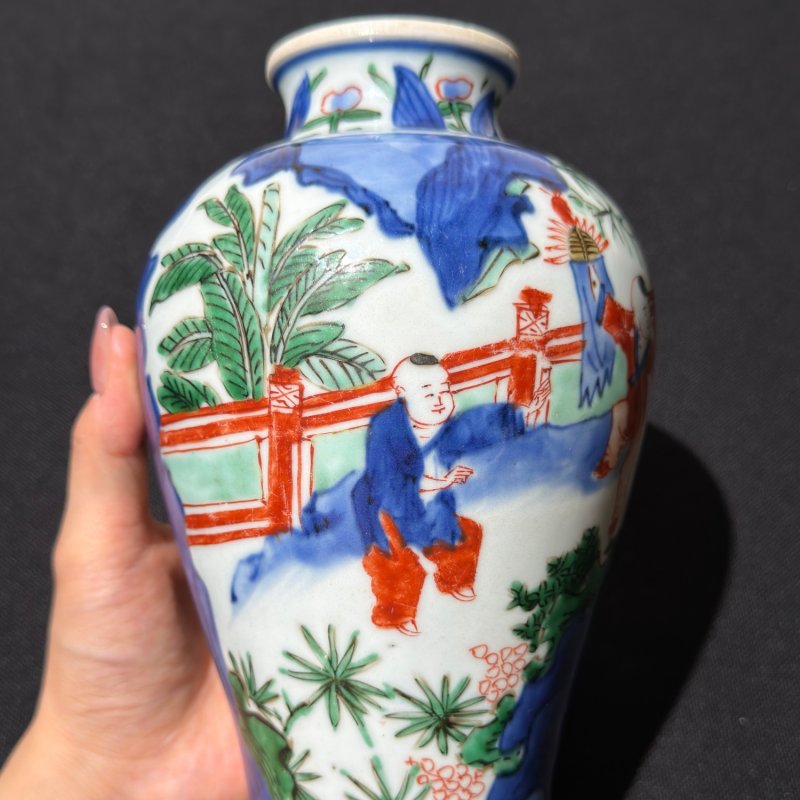 清顺治 青花五彩仕女婴戏图梅瓶 - 图6