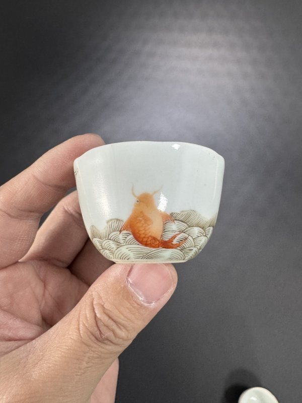 清 粉彩鱼化龙卧足花口杯一对 - 图3