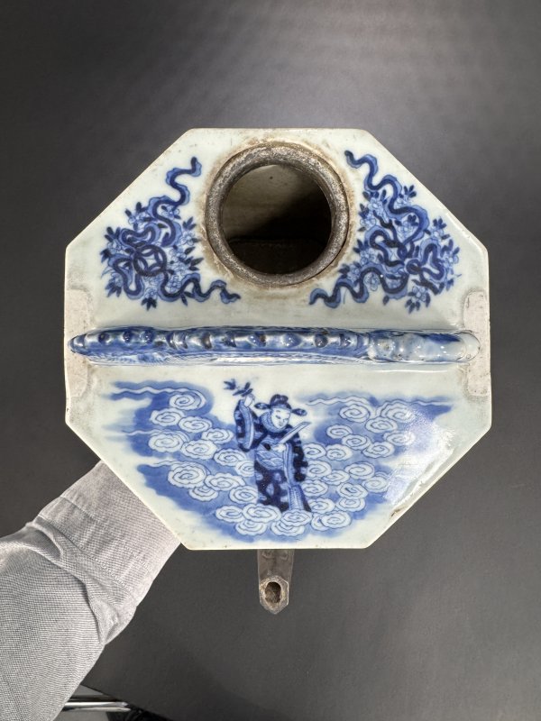 清中期 青花通景刀马人物图提梁壶 - 图7