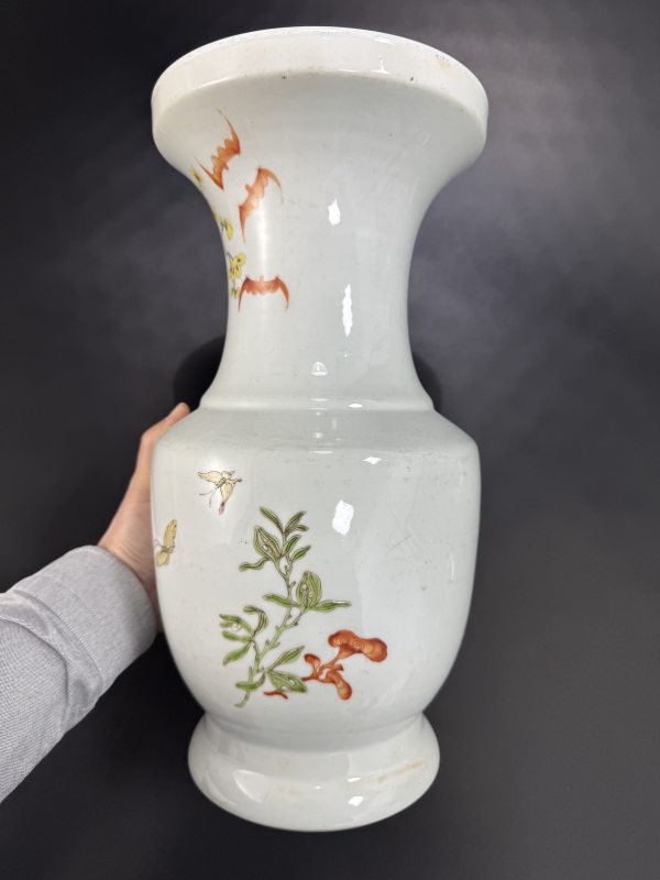 清雍正 粉彩牡丹水仙洞石纹盘口尊 - 图7